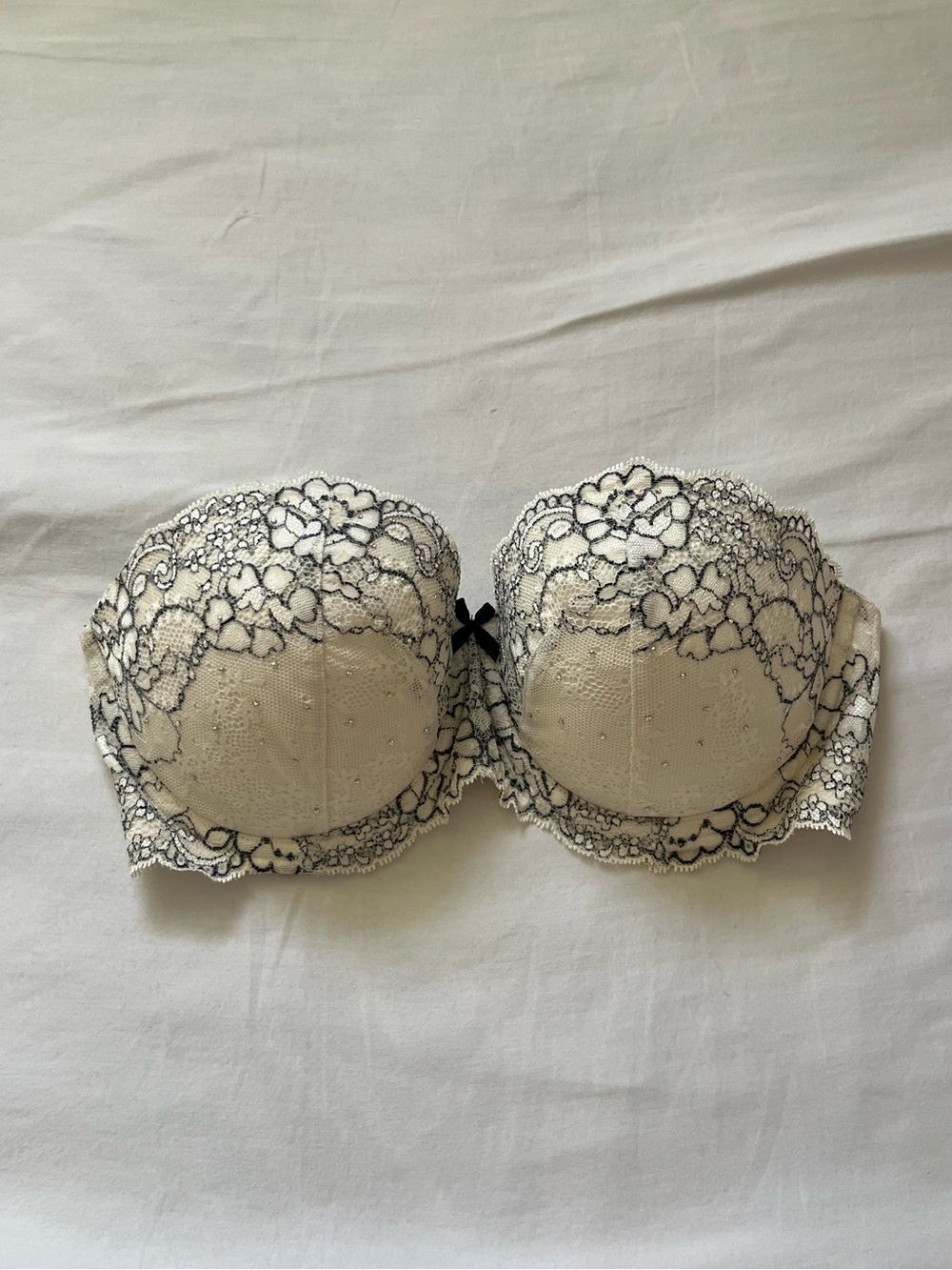 Victoria's Secret Lace and rhinestone Bra 32DD Ivory Black